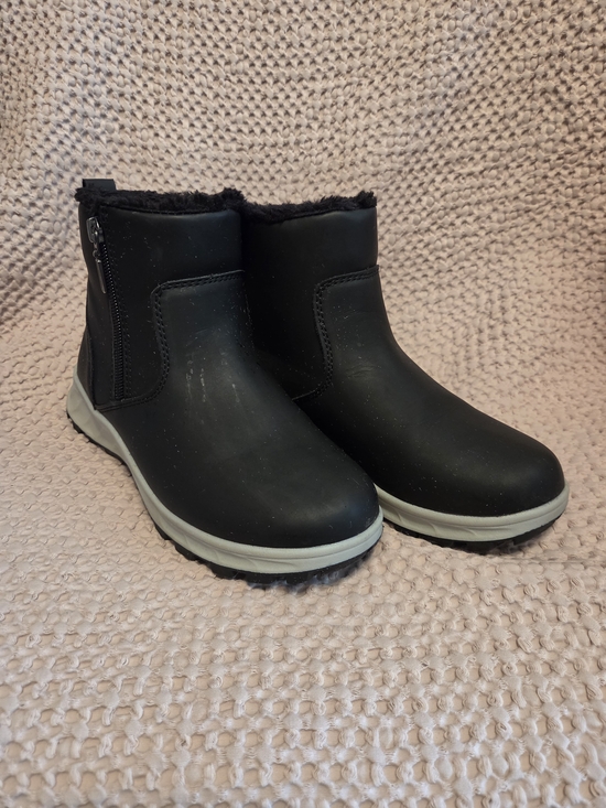 Khombu Shoes - Khombu Sienna women's snow boots Size 6
